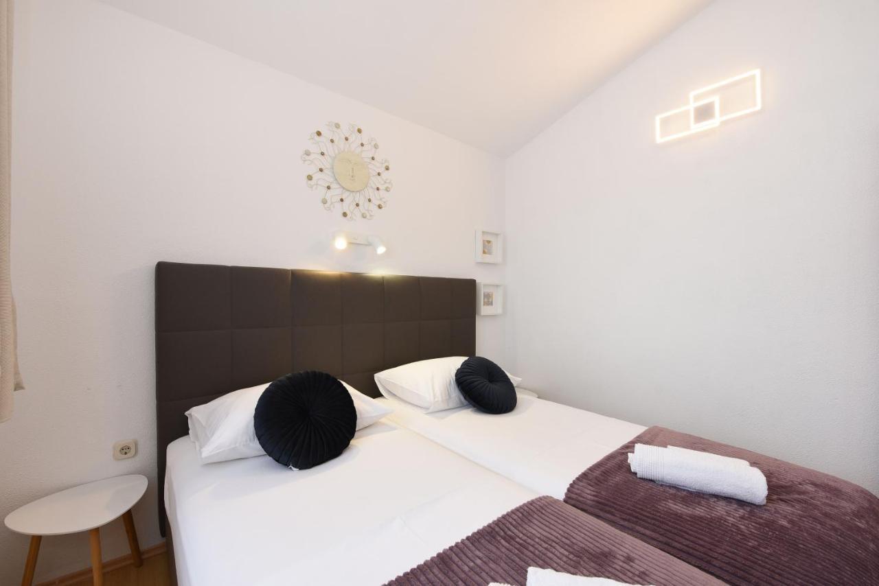 Apartments By The Sea Starigrad, Paklenica - 16421 Exterior foto